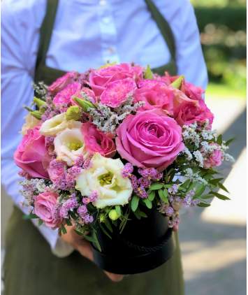 Rožinių spalvų gėlių dėžutė